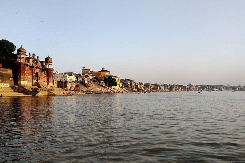 Un río con edificios a lo largo de sus orillas, incluyendo una estructura destacada con cúpulas. 5