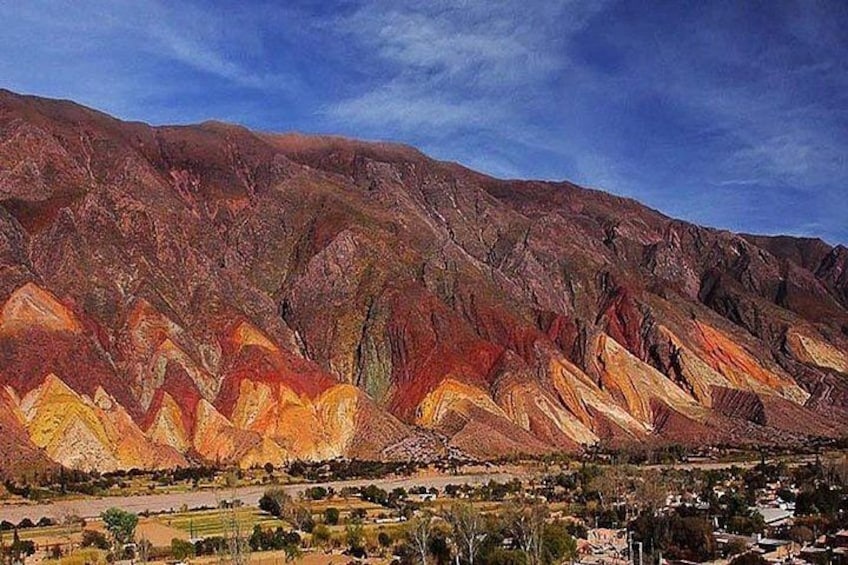 Un paisaje montañoso con un pueblo en su base. 4