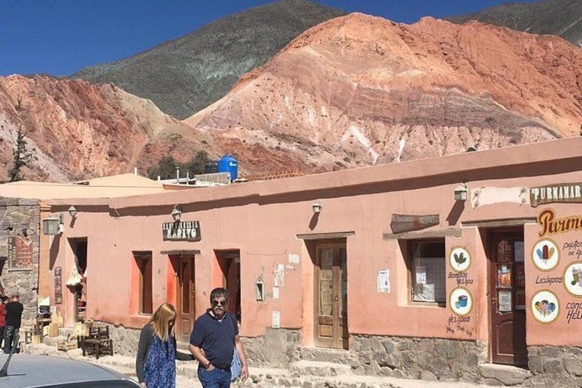 Un edificio rosa con un letrero que dice 'TURMAHARI' y 'Lalpas'. 2
