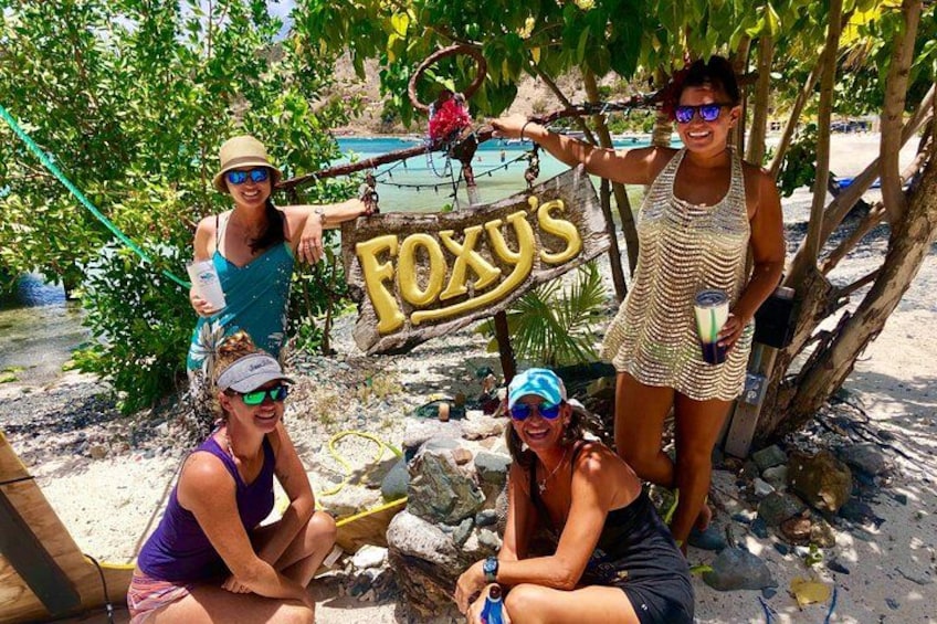 Un groupe de personnes posant devant une enseigne sur laquelle on peut lire « FOXUS ». 1