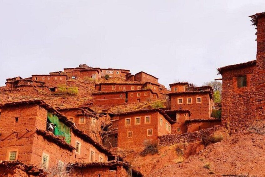 Un ensemble de bâtiments traditionnels en briques, situés sur le versant d’une colline. 3
