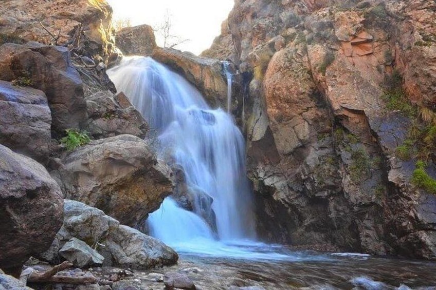 Una cascada que se precipita sobre terreno rocoso. 3