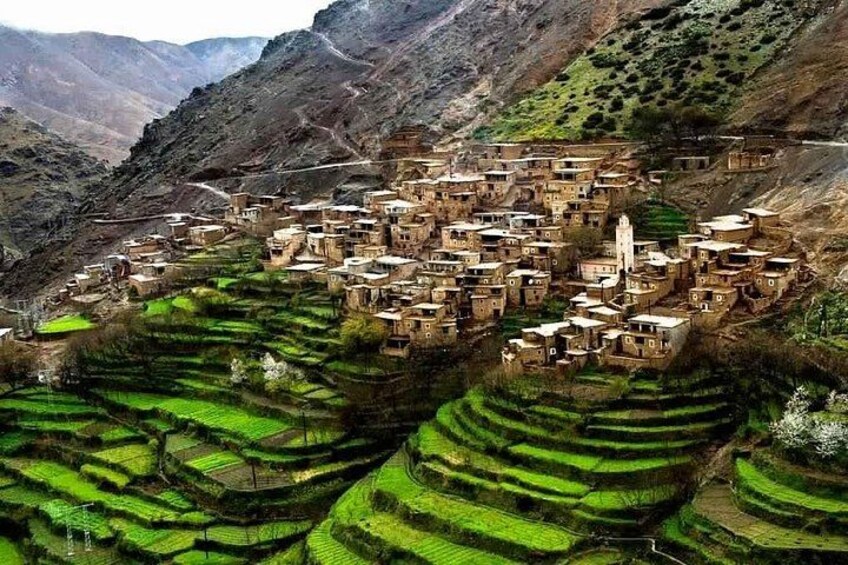 Un pueblo en terrazas enclavado en un valle montañoso. 1
