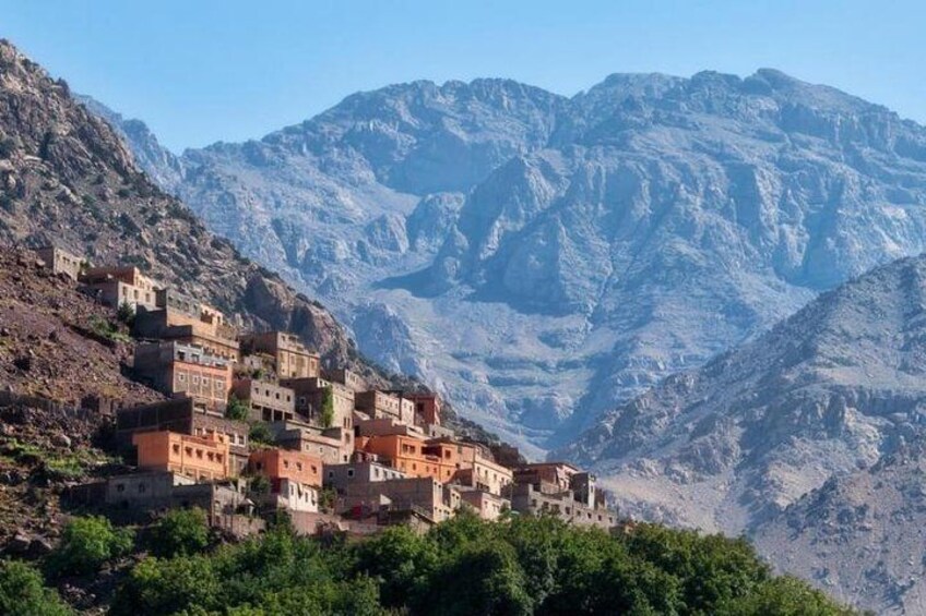 Un pueblo montañoso con edificios en terrazas. 3