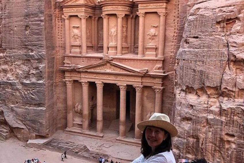 Fachada de roca labrada con columnas y una estructura central, presumiblemente un monumento histórico. 1