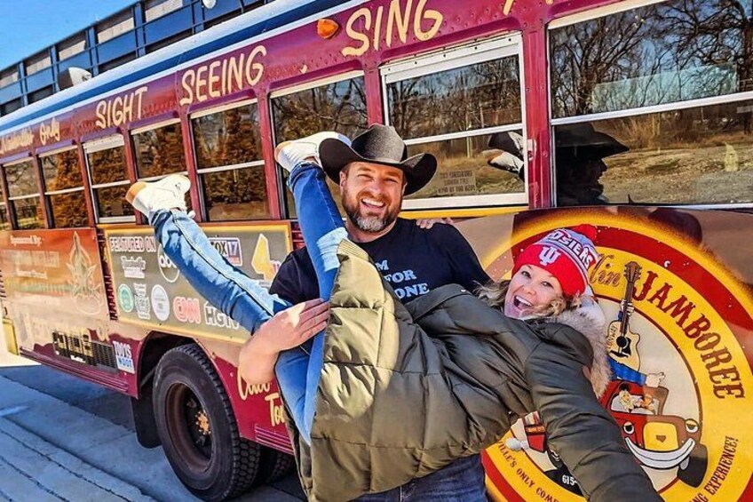 Een bus met 'SIGHT SEEING' en 'JAMBORNE' erop geschreven. 4