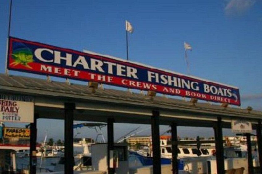 Schild für Charter-Fischerboote mit Blick auf Boote und einen klaren Himmel. 3