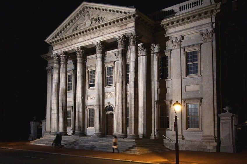 Un imposant bâtiment de style néoclassique, doté de grandes colonnes et d’une entrée centrale. 4