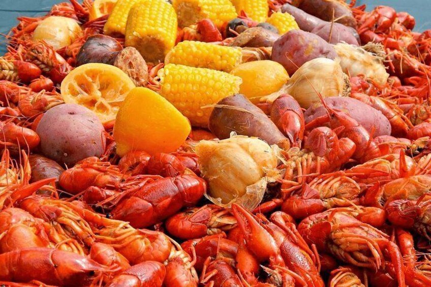 Una variedad de mariscos, incluyendo cangrejo de río, maíz, papas y mazorca. 3