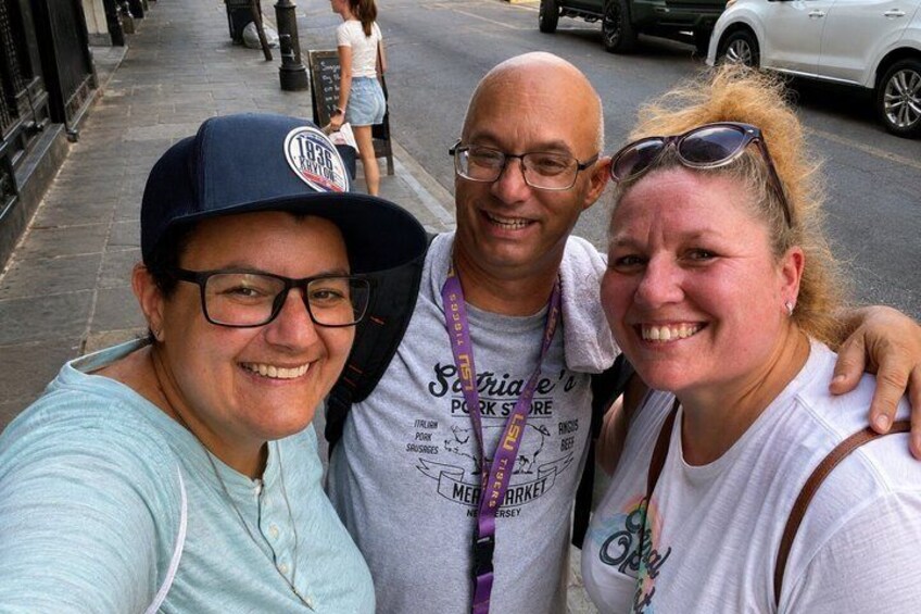 Trois personnes prenant un selfie dans une rue de la ville. 3