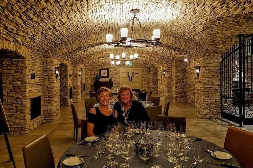 Une pièce aux murs de pierre, avec une table à manger dressée pour deux personnes. 4