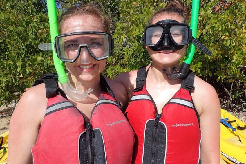 Twee mensen met rode reddingsvesten en snorkelspullen. 5