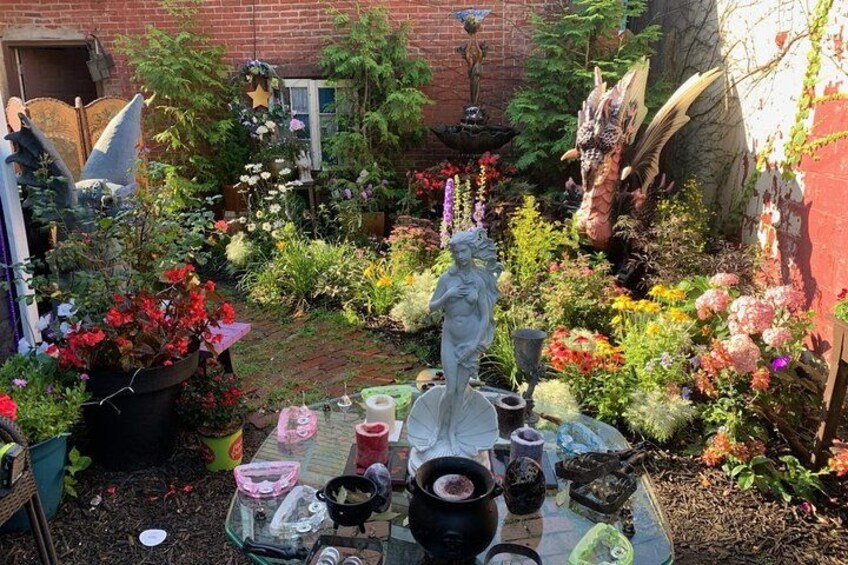 Un jardin agrémenté d’une statue, de différentes plantes et d’objets décoratifs. 3