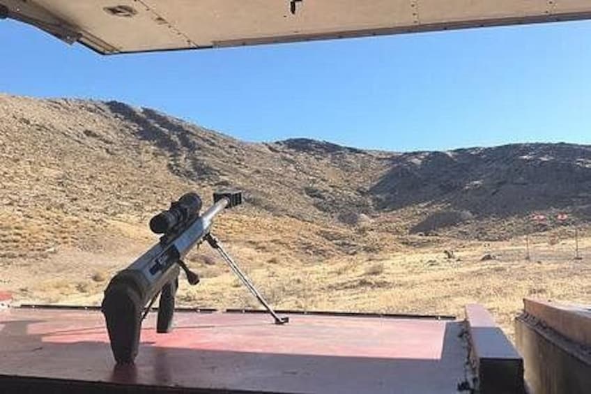 Een camera op een statief in een woestijnlandschap. 2