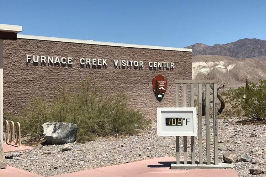 Besökscentret vid Furnace Creek har en digital termometer som visar 42 °C. 2