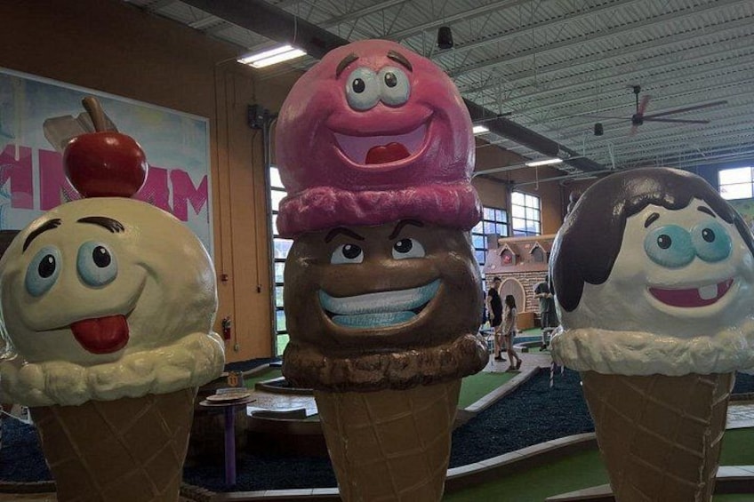 Tres conos de helado con caras, un letrero al fondo y un ventilador de techo. 5
