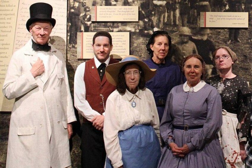 Une scène de reconstitution historique avec des personnes portant des costumes d’époque. 2