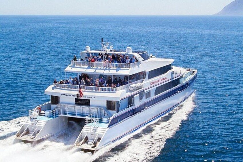 Un barco grande de varias cubiertas llamado 'CATHY EXPRESS' navegando en el océano. 2