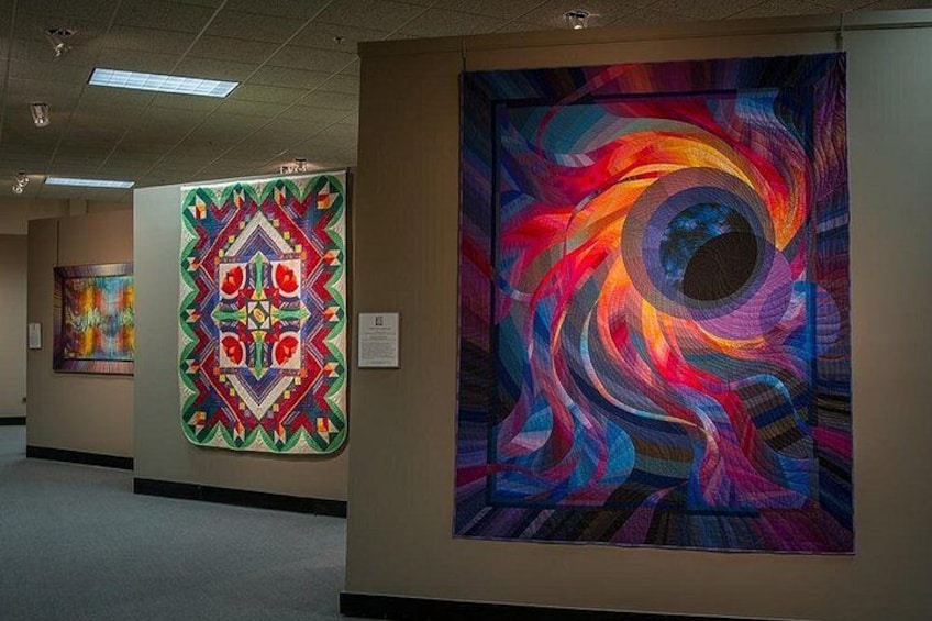Una galería de arte con pinturas coloridas en las paredes. 1
