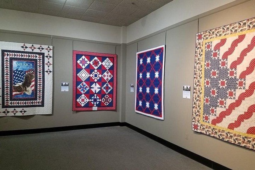 Una galería con tres colchas expuestas. 4