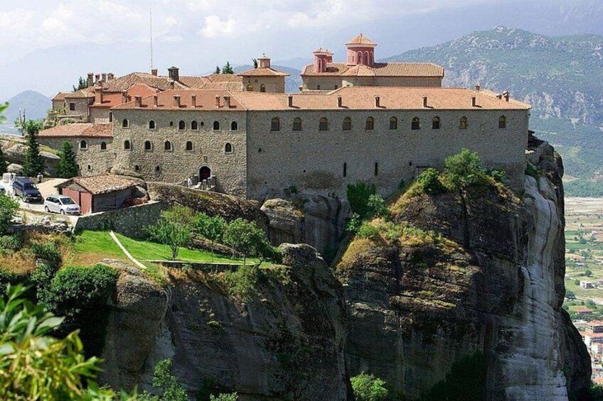 Un château perché sur une falaise rocheuse, dominant une vallée. 1