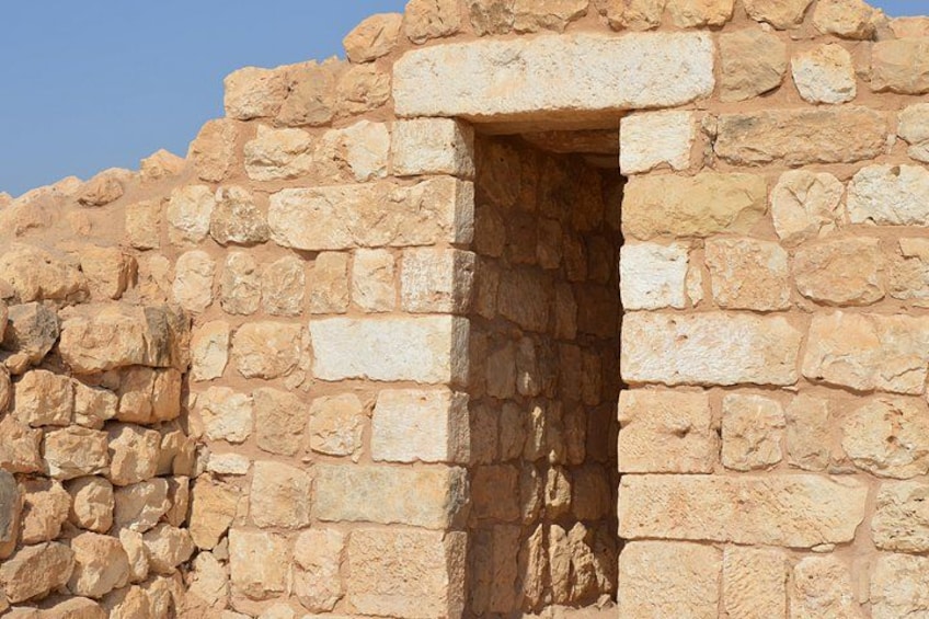 Un mur de pierre avec une porte. 4