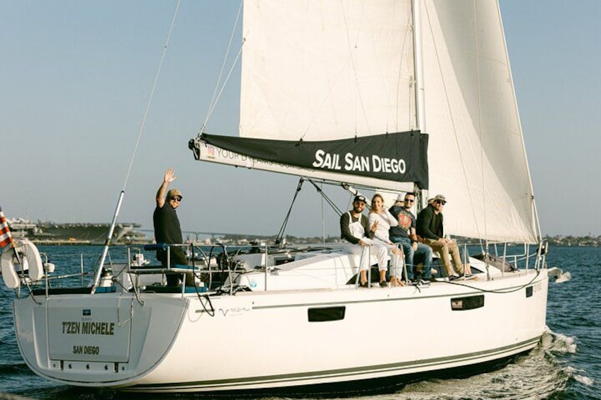 En sejlbåd med navnet 'Sail San Diego' og passagerer ombord. 2