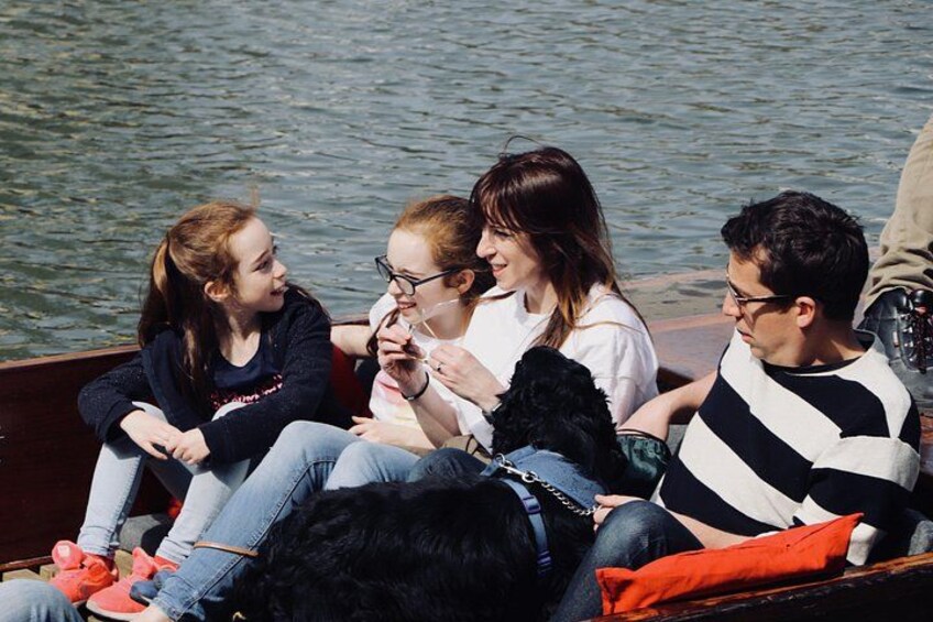 Un grupo de personas sentadas en un bote sobre el agua. 3