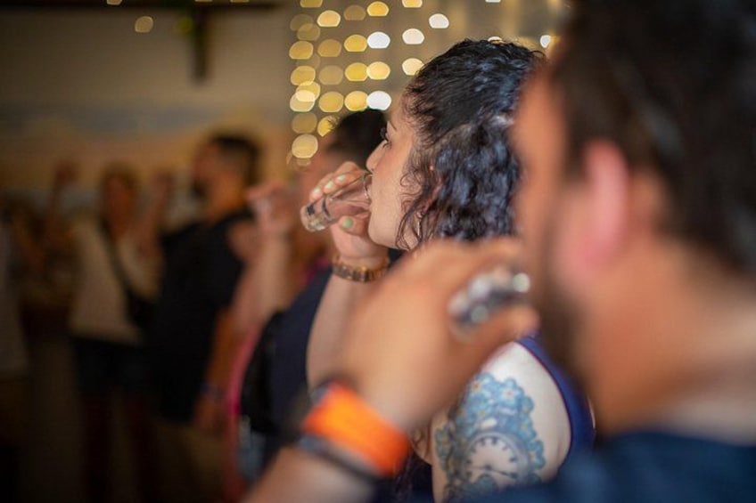 Una persona con un tatuaje en el brazo, usando un reloj y sosteniendo un teléfono. 4