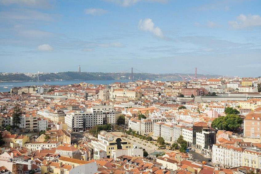 Een weids uitzicht op Lissabon, met de rivier de Tagus, heuvels en de 25 de Abril-brug. 5