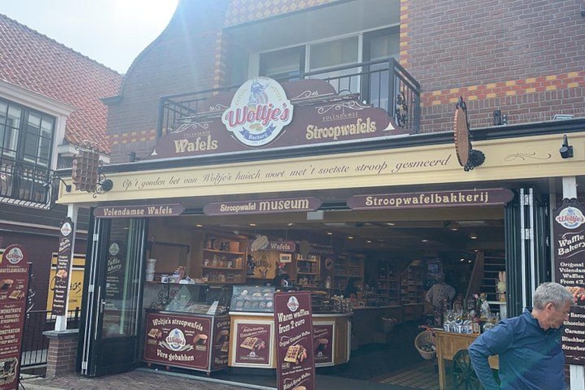 En vaffelbageri med et skilt der siger 'Wolje's Waffles'. 5