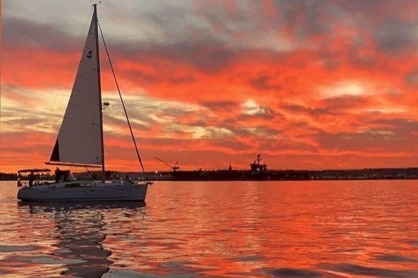 Un velero en aguas tranquilas bajo un cielo al atardecer. 1