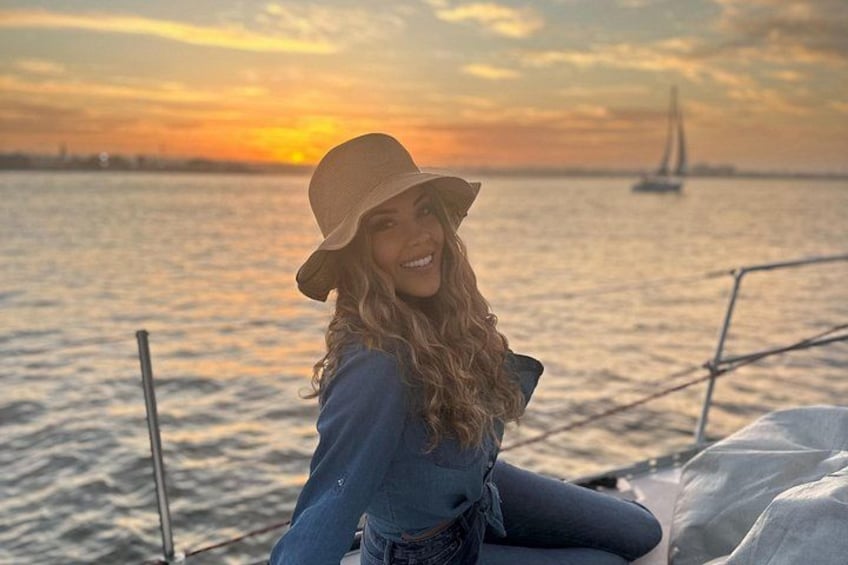 Una persona sentada en un bote con un atardecer de fondo. 3