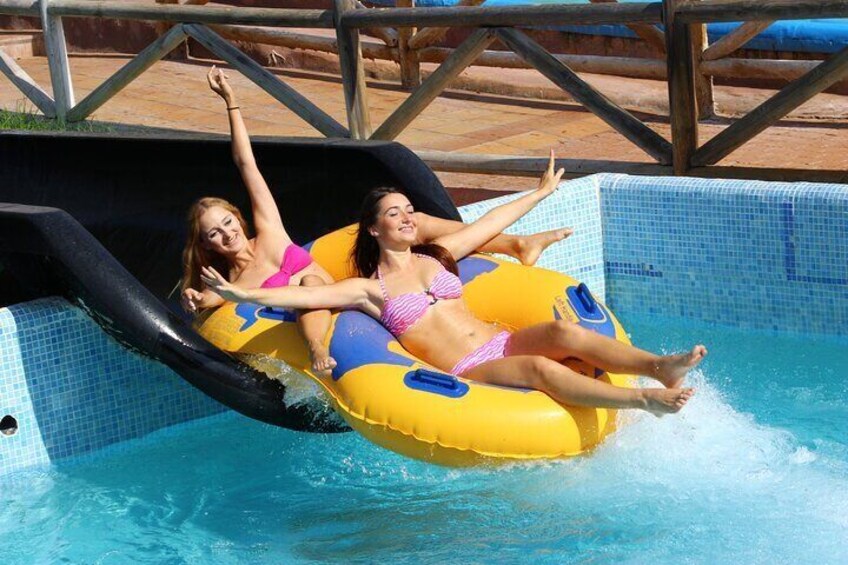 Due persone che galleggiano su un'insulina gialla in piscina. 1