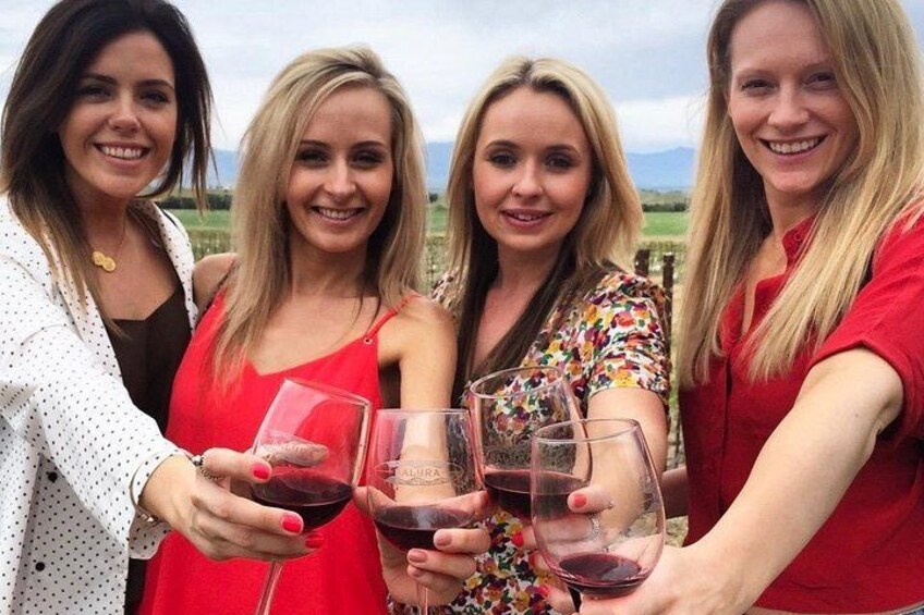 Cuatro personas sosteniendo copas de vino. 1