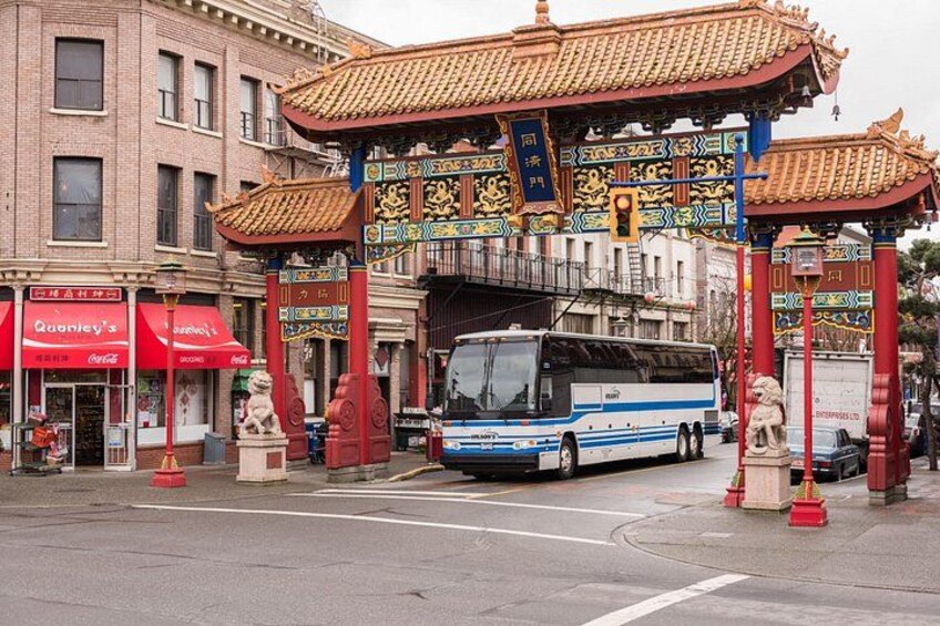 Una puerta tradicional china, un autobús y un edificio con toldo rojo. 3