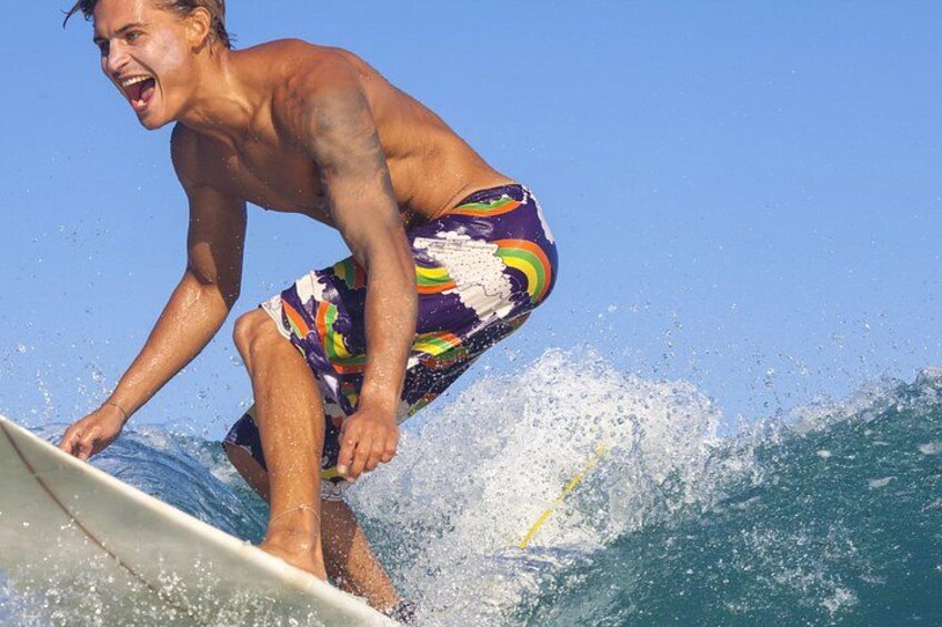 Una persona practicando surf en una ola. 4
