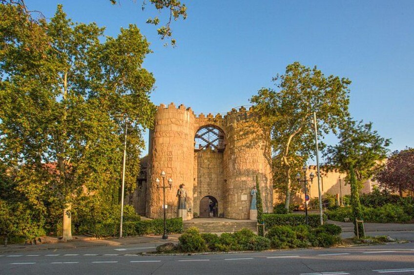 La entrada hacia el flamenco: la puerta principal del Poble Espanyol, Puerta de Ávila. 2