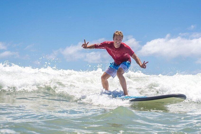 En person surfer på en bølge. 1