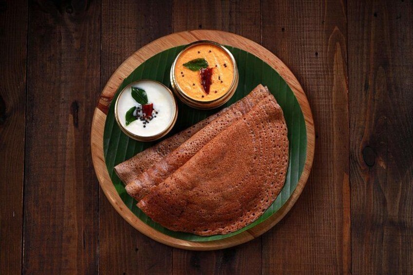 Un dosa servi sur une feuille de bananier, accompagné de deux sortes de chutney. 1