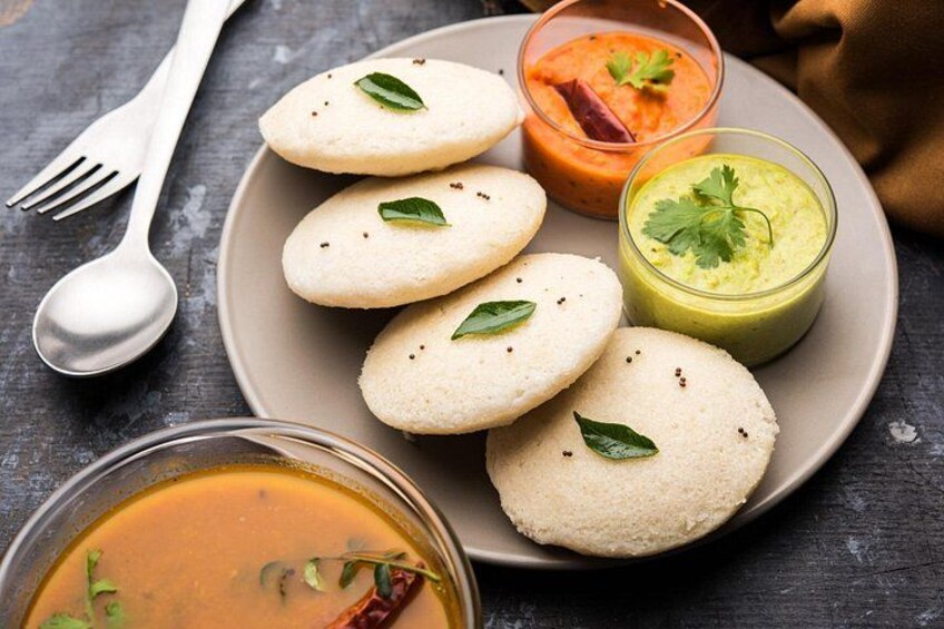 Une assiette de «
idlis
», un bol de «
sambar
» et un bol de chutney à la noix de coco. 2