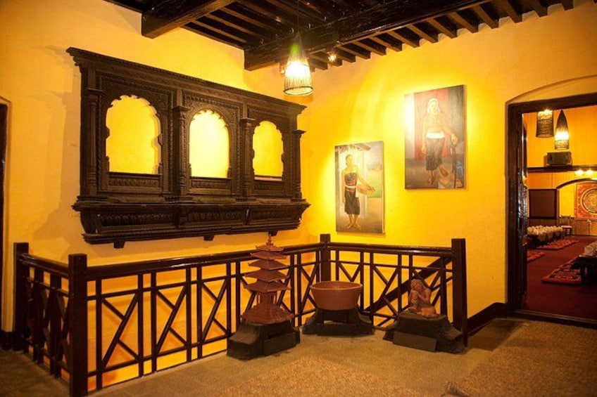 Un interior tradicional con muebles de madera, una escalera y adornos en la pared. 5