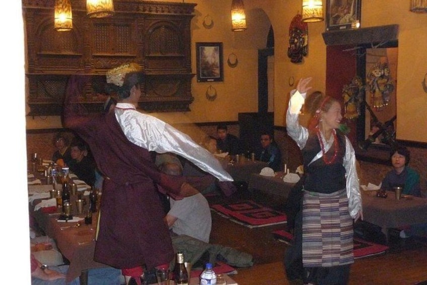 Un restaurante con decoración de madera y clientes sentados en mesas. 2