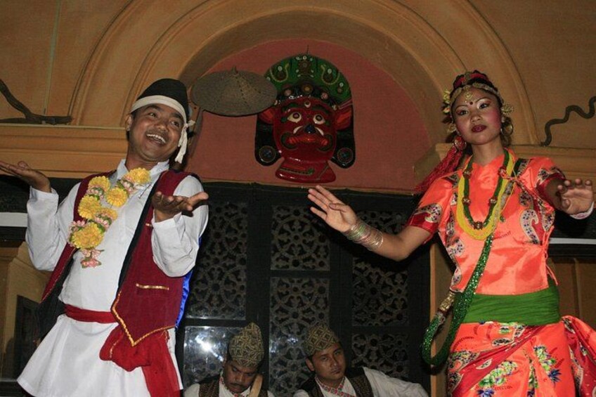 Dos personas vestidas con atuendo tradicional realizando una danza. 4