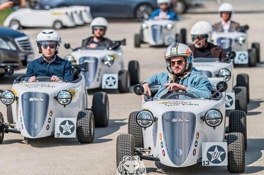 Automóviles clásicos con números de carrera en una pista. 1