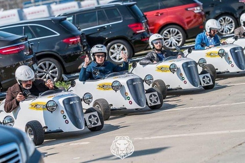 Autos a control remoto en una pista de carreras. 4