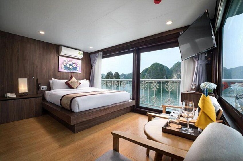 Ein modernes Hotelzimmer mit einem großen Bett, einem Fernseher und einem Balkon mit Bergblick. 4
