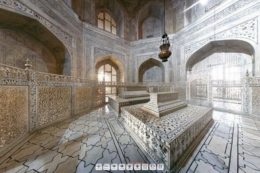 Full-Day Agra Tour with Taj Mahal From Mumbai By Air 1