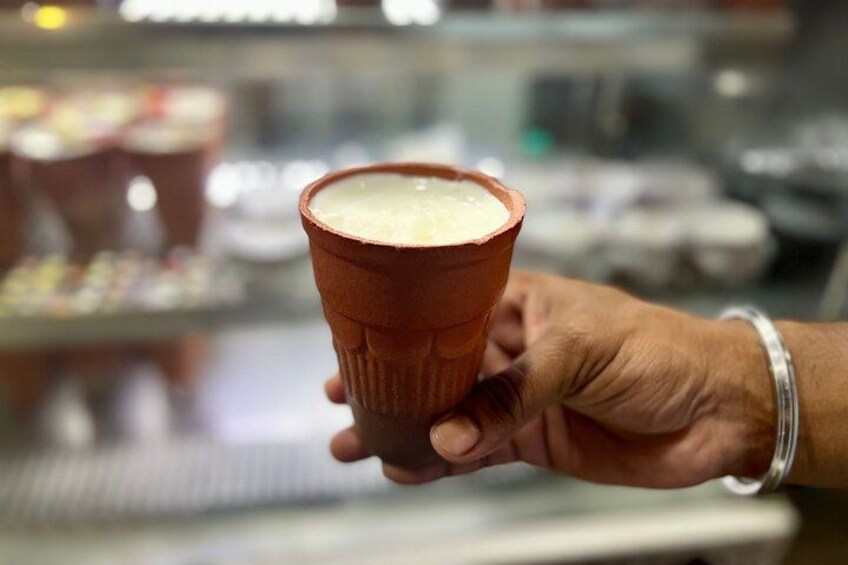 Una mano sosteniendo una taza de café. 3
