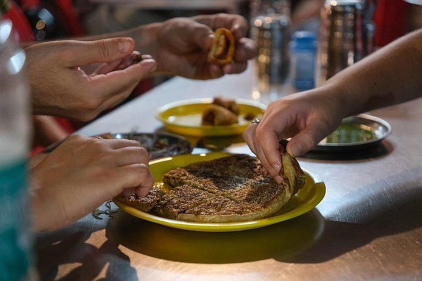 Persone sedute a tavola con piatti di cibo. 5